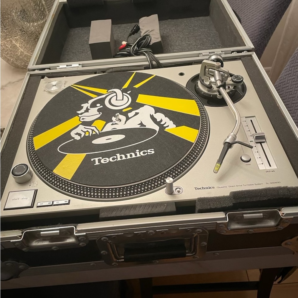 Technics professional turn table with amplifier and hard carrying case.